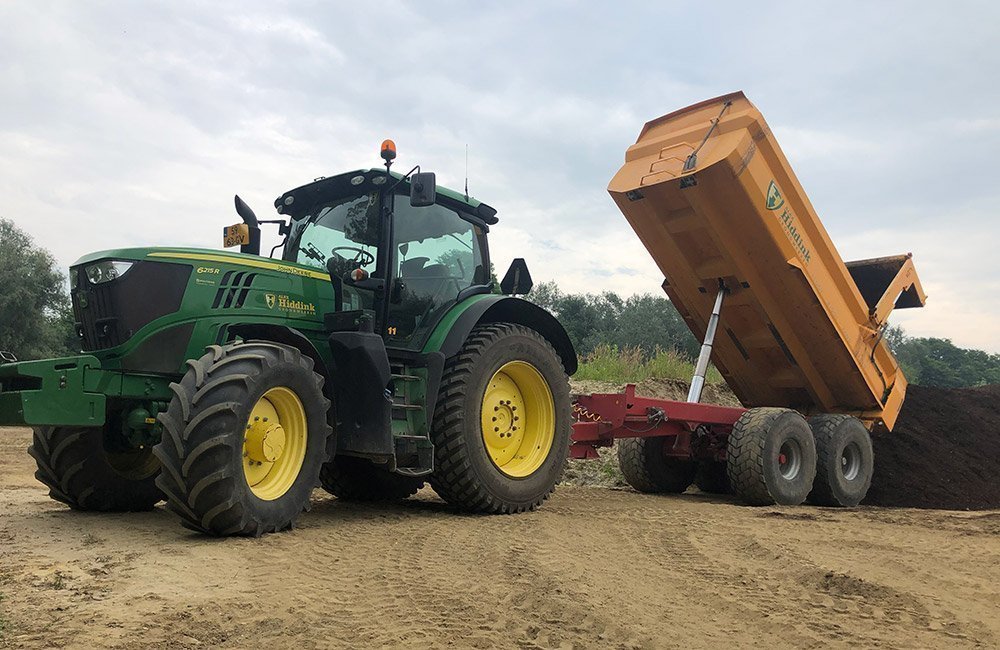 Trekkers tractoren met kipper zandtransport