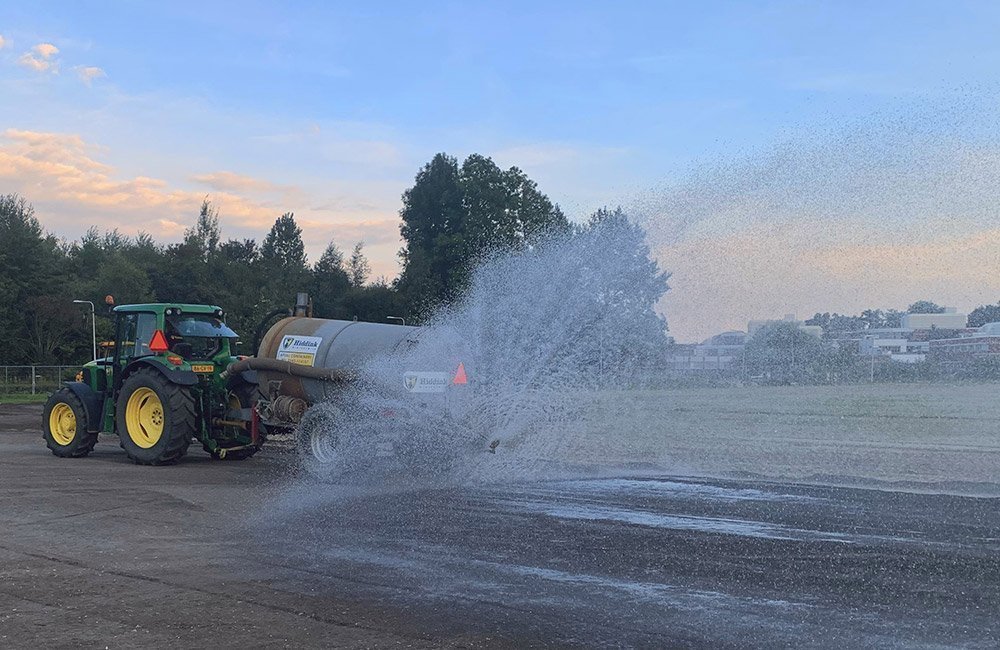 Trekker Tractor met waterwagen