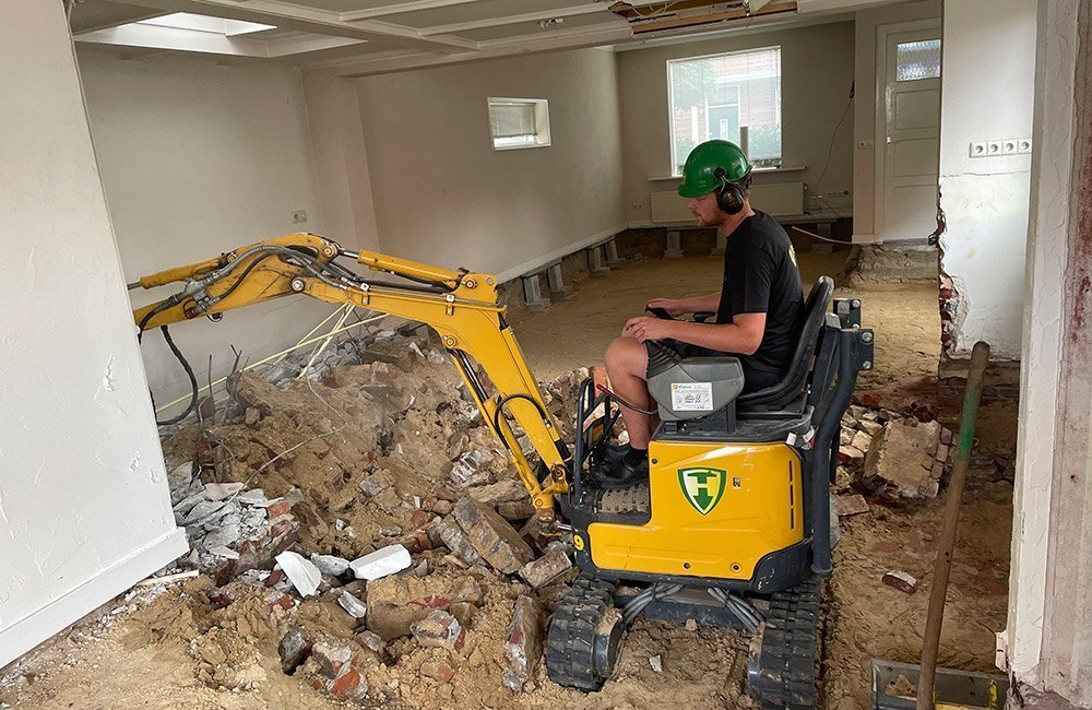 Hiddink mini-kraan in woning sloop