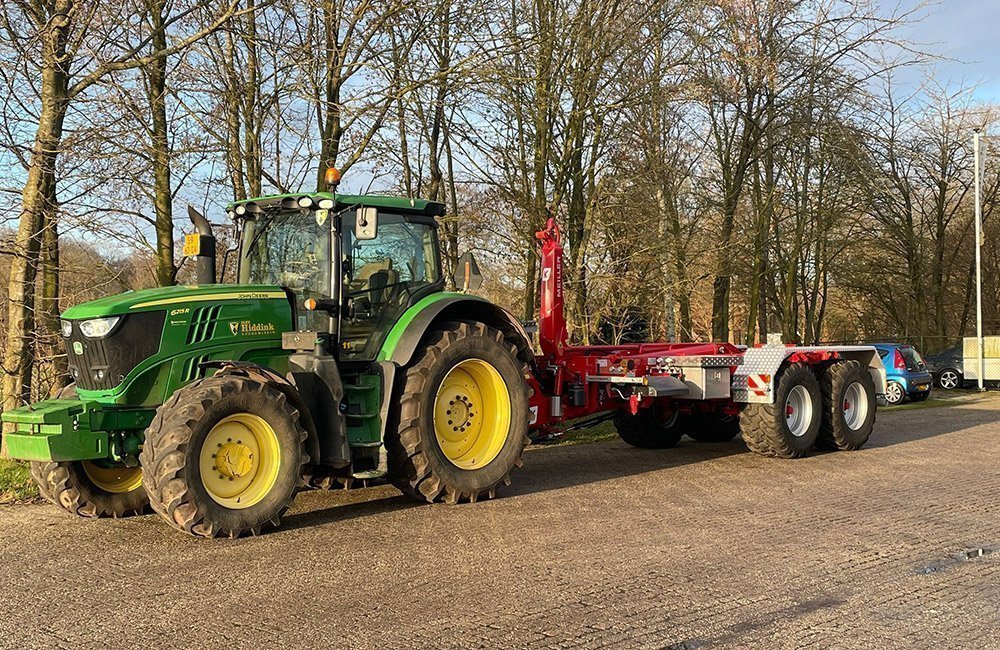 Hiddink trekker met dieplader